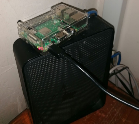 images/5RPi-in-action-with-router.png